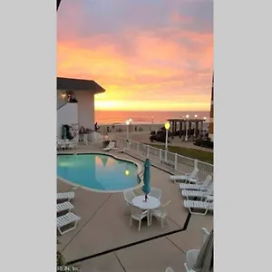 Apartment Oceanfront Studio: Boardwalk Retreat With Pool, Virginia Beach